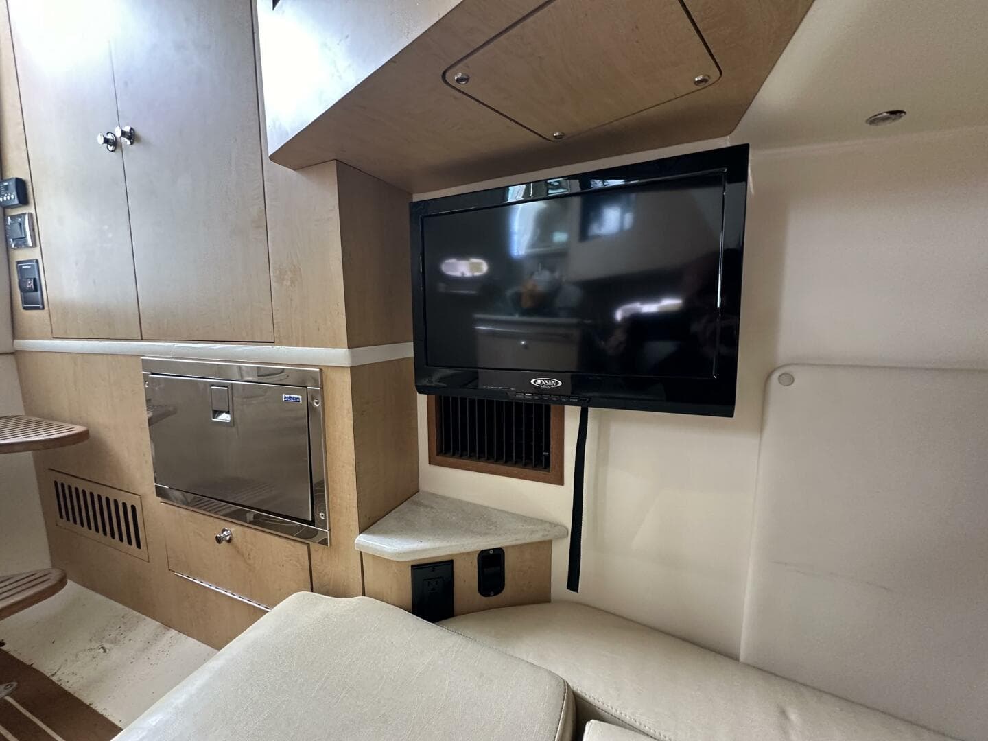 2015 Boston Whaler 370 Outrage — photo 17