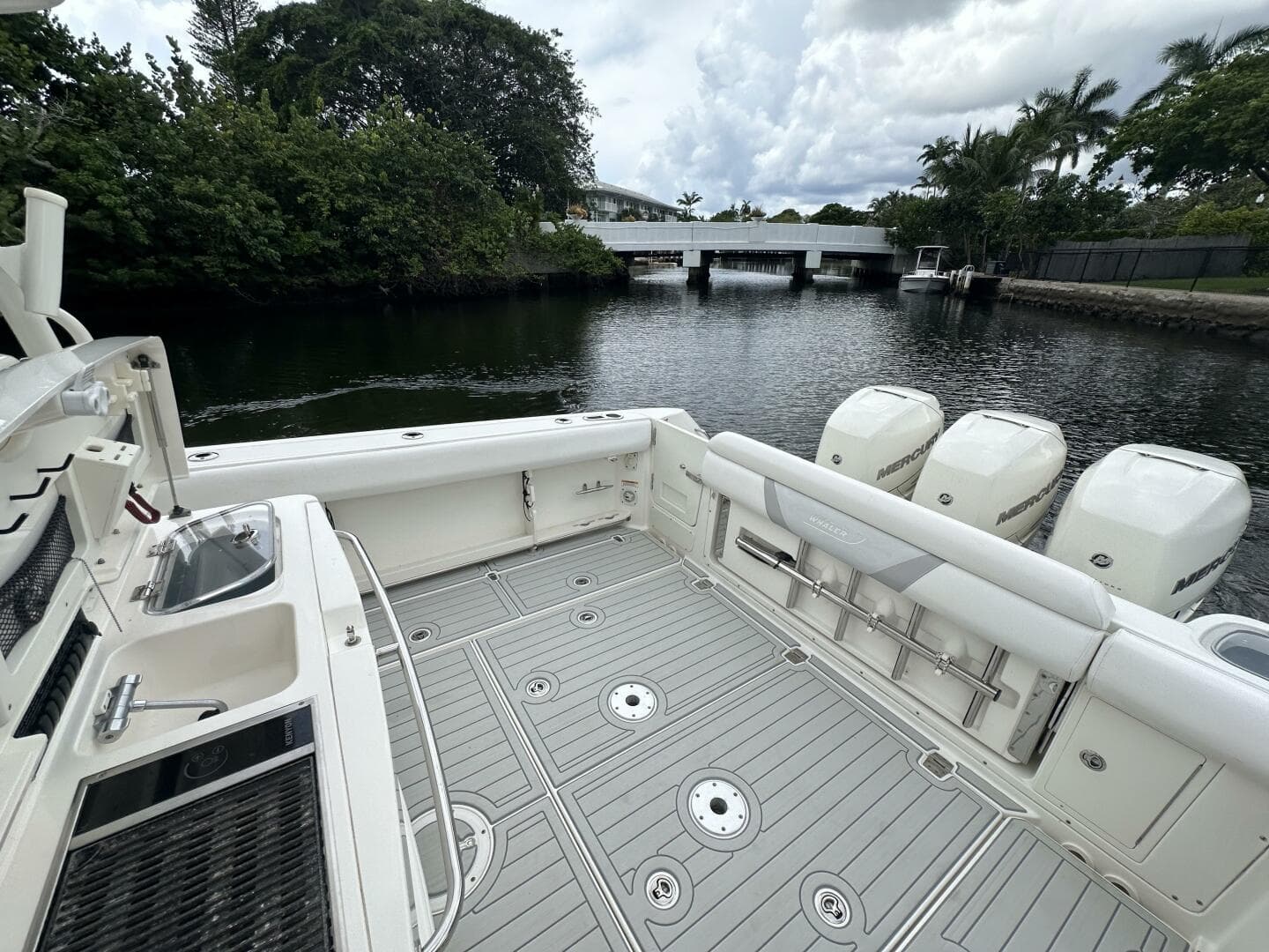 2015 Boston Whaler 370 Outrage — photo 5