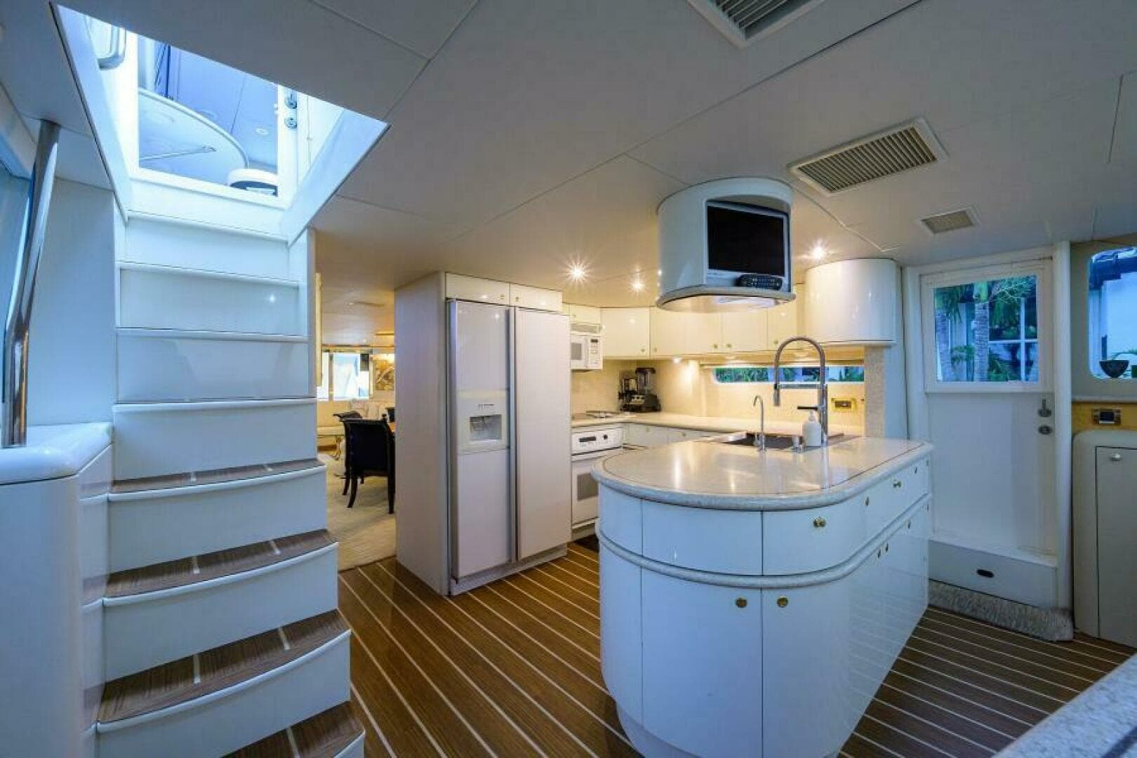 1998 Lazzara Yachts Cockpit — photo 8