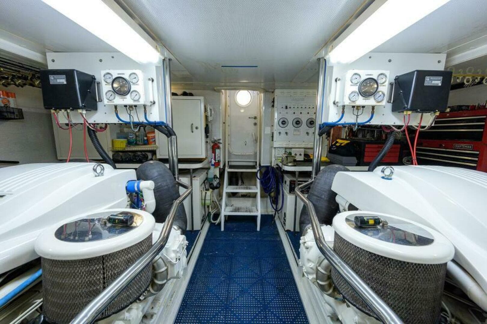 1998 Lazzara Yachts Cockpit — photo 47