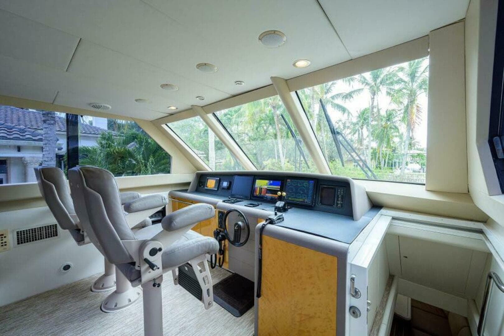 1998 Lazzara Yachts Cockpit — photo 32