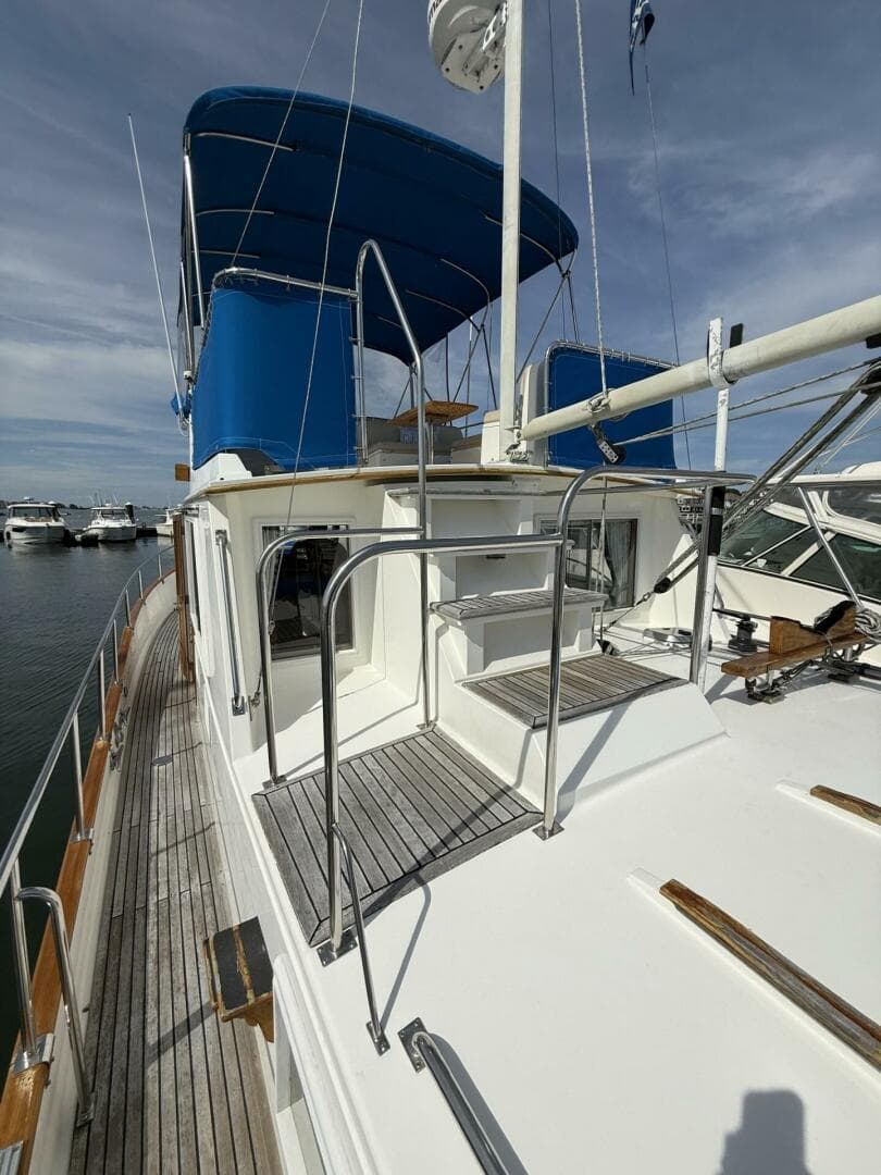 1999 Grand Banks 42 Classic — photo 22