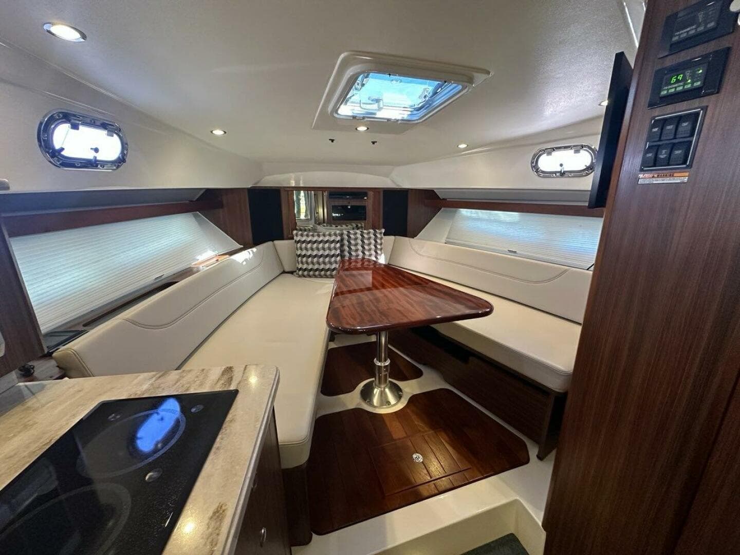 2020 Pursuit 355 OS — photo 18