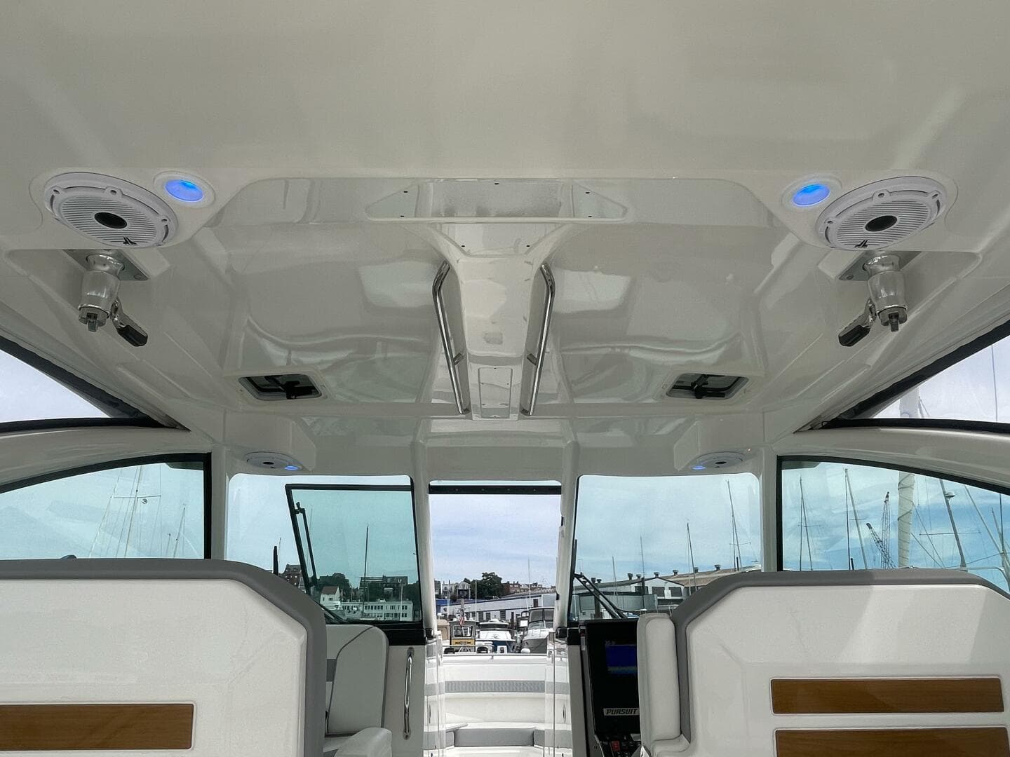 2022 Pursuit DC 326 — photo 31