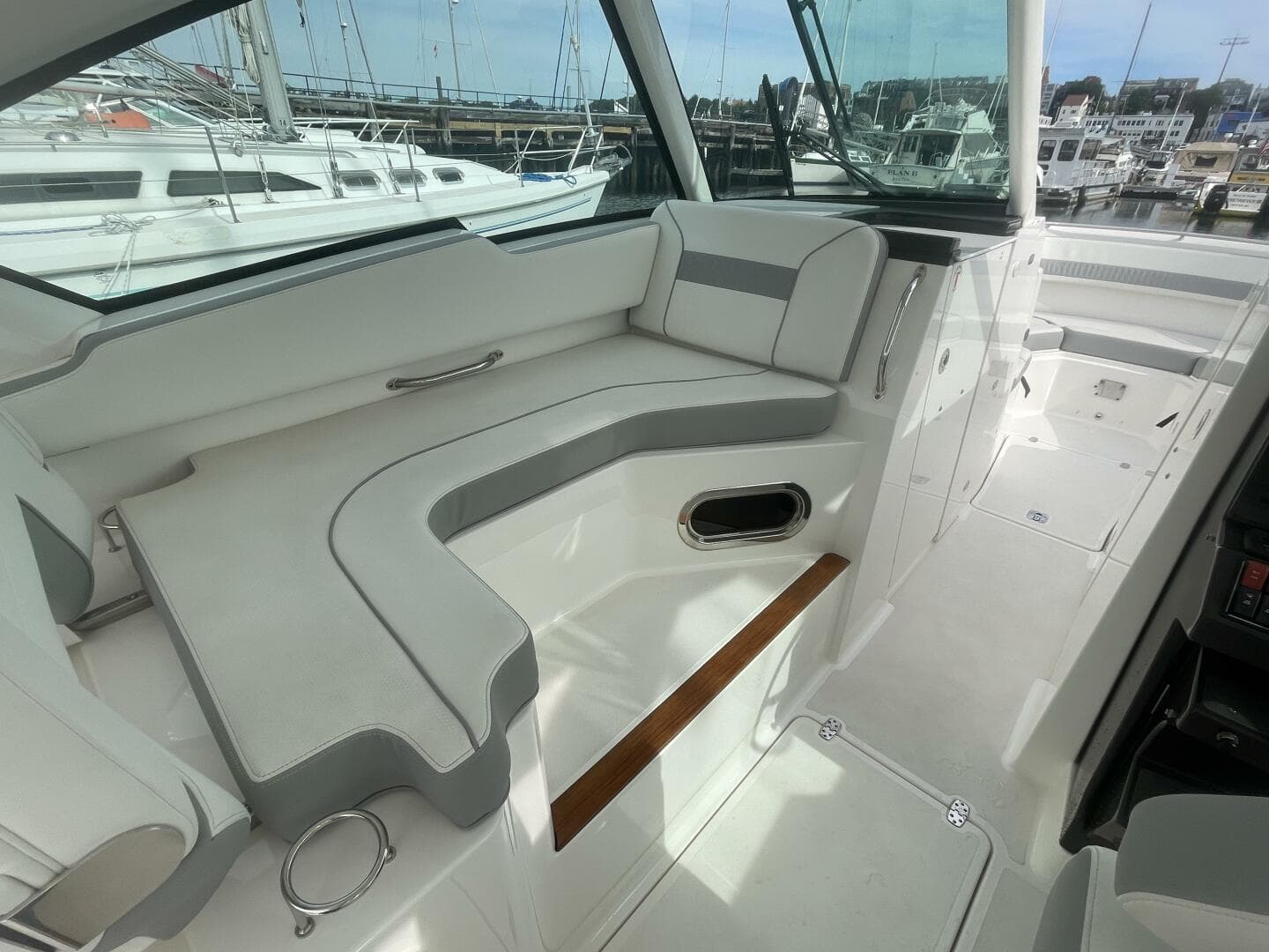 2022 Pursuit DC 326 — photo 13