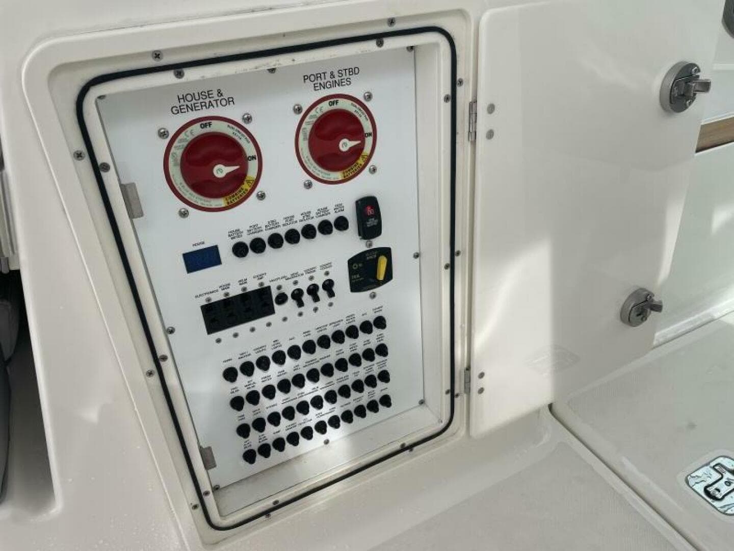 2022 Pursuit DC 326 — photo 14