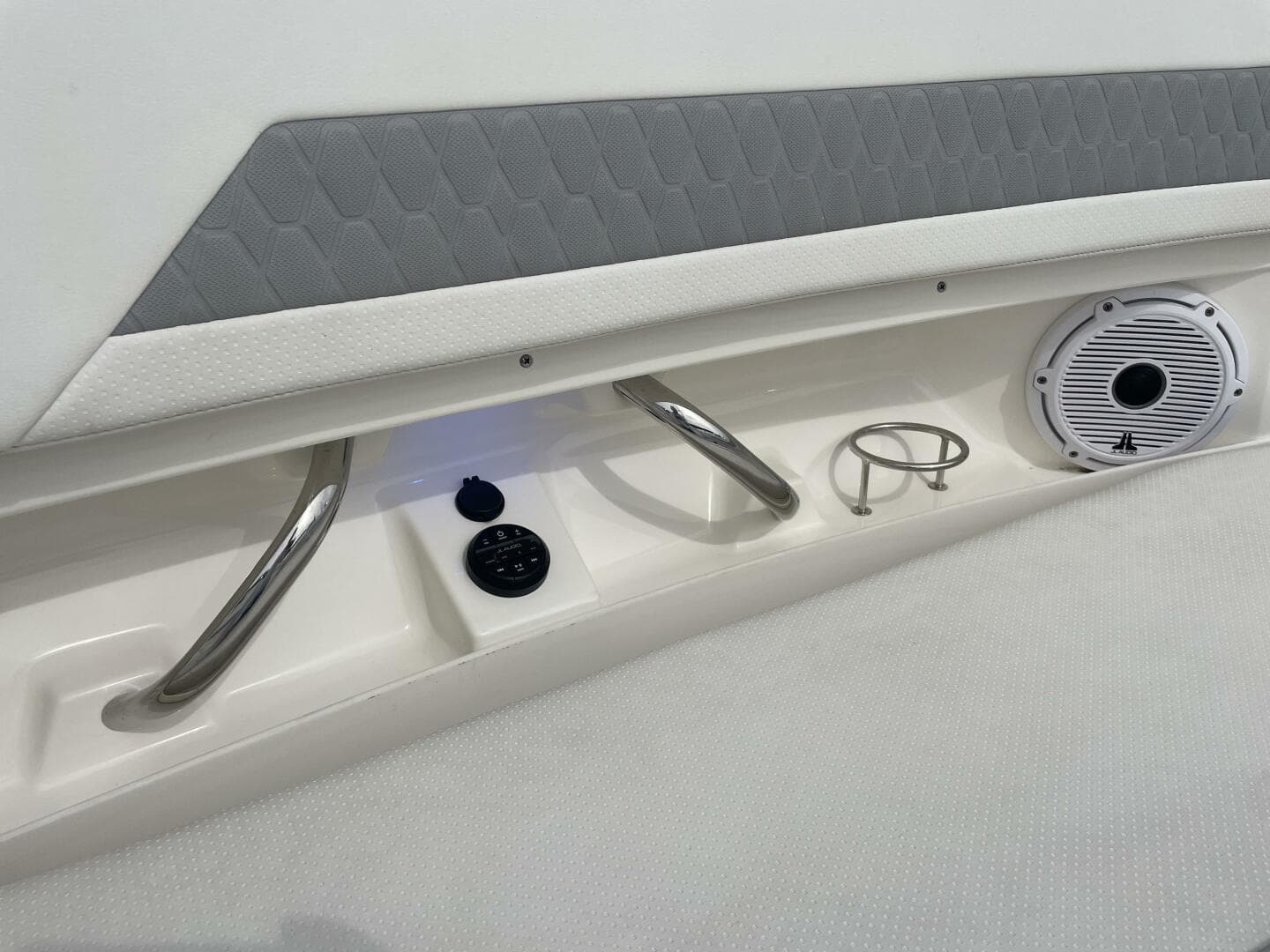 2022 Pursuit DC 326 — photo 17