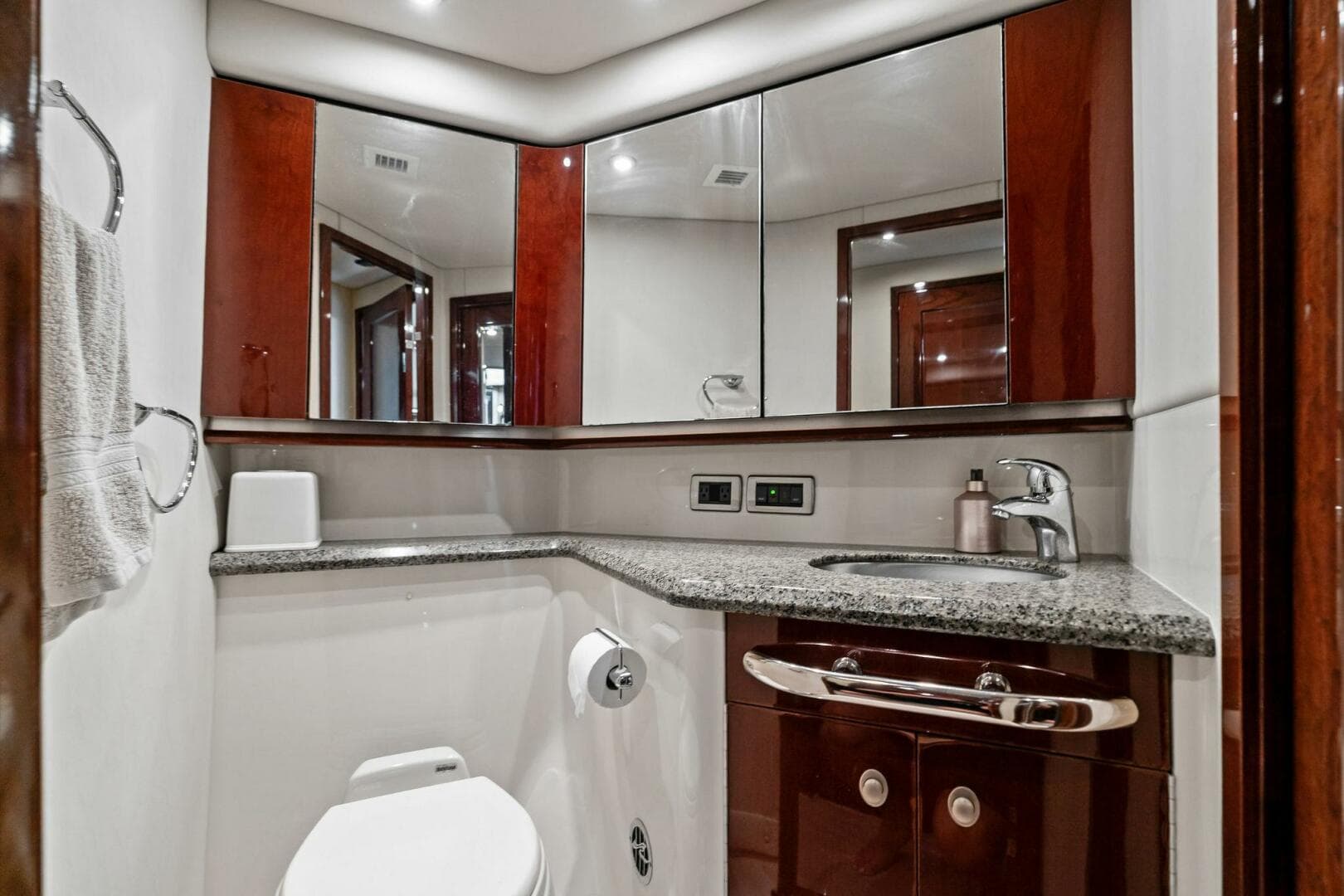 2007 Sea Ray 58 Sedan Bridge — photo 43