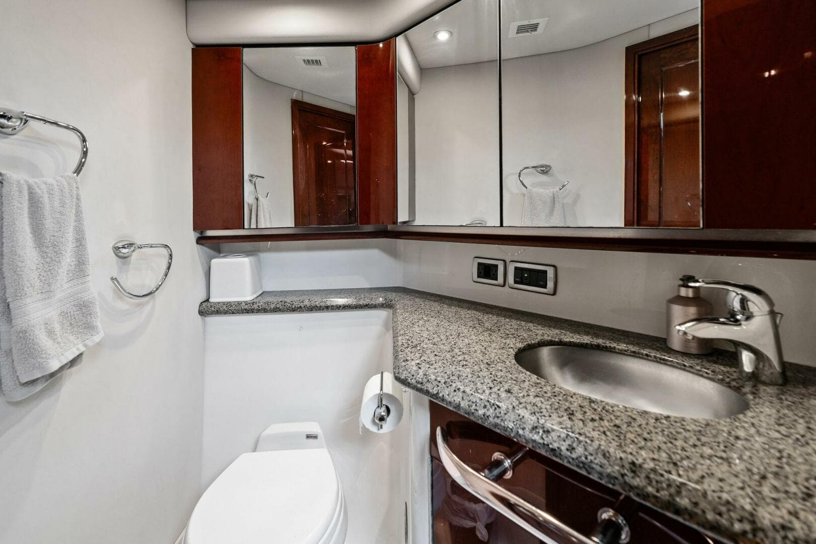 2007 Sea Ray 58 Sedan Bridge — photo 42