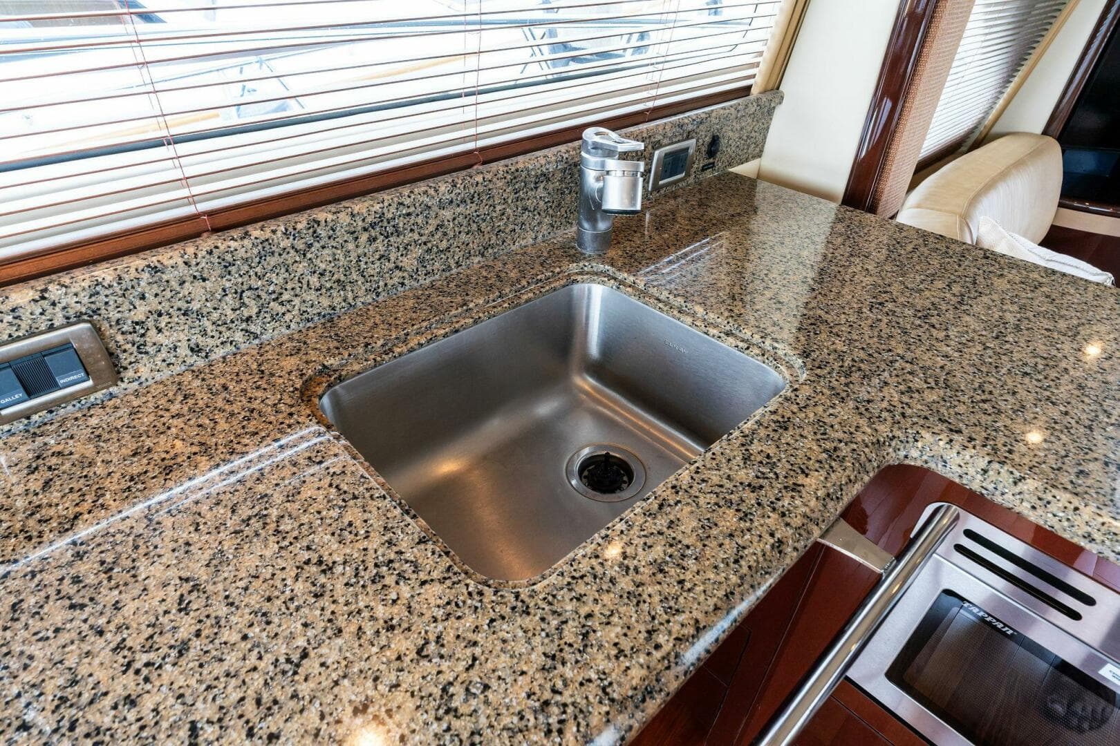 2007 Sea Ray 58 Sedan Bridge — photo 32