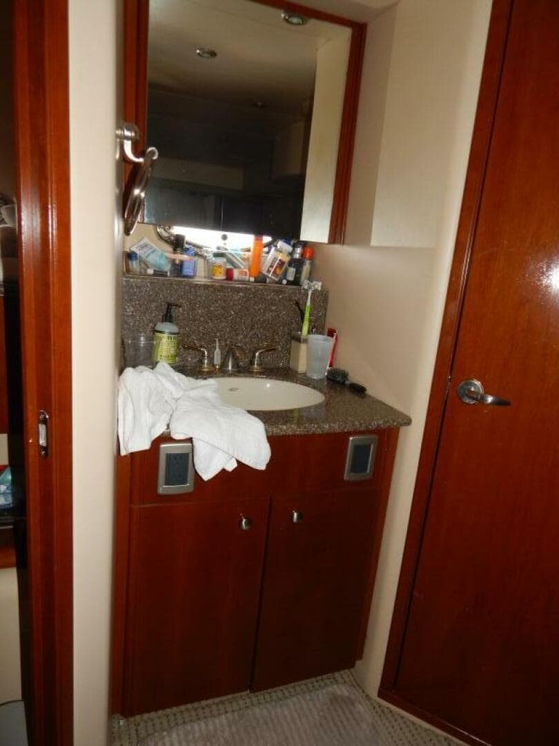 2005 Meridian 408 — photo 23