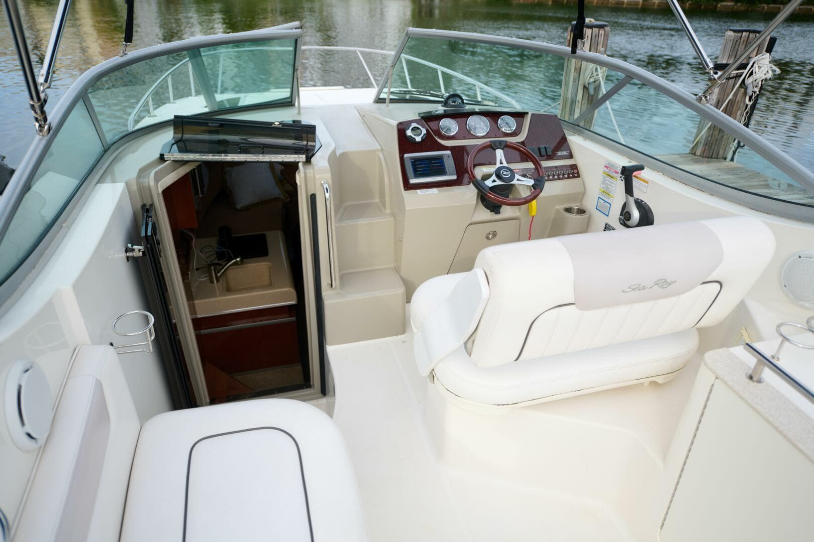 2011 Sea Ray 260 Sundancer — photo 11