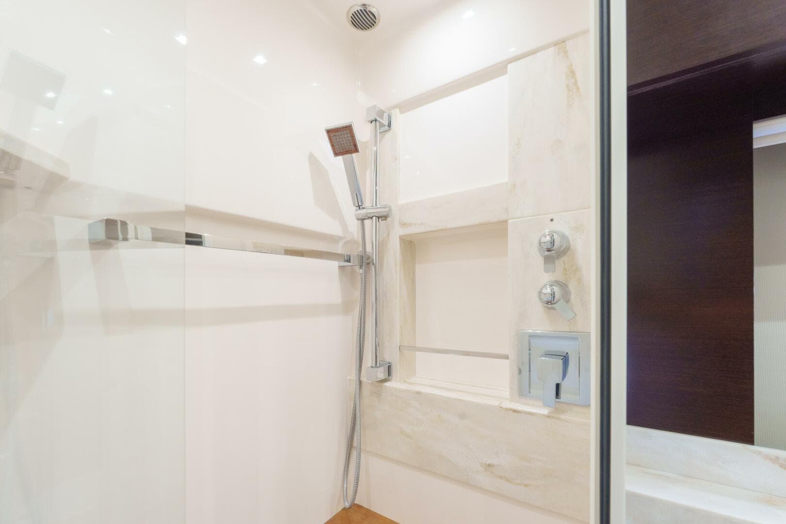 2017 Tiara Yachts C53 Coupe — photo 34