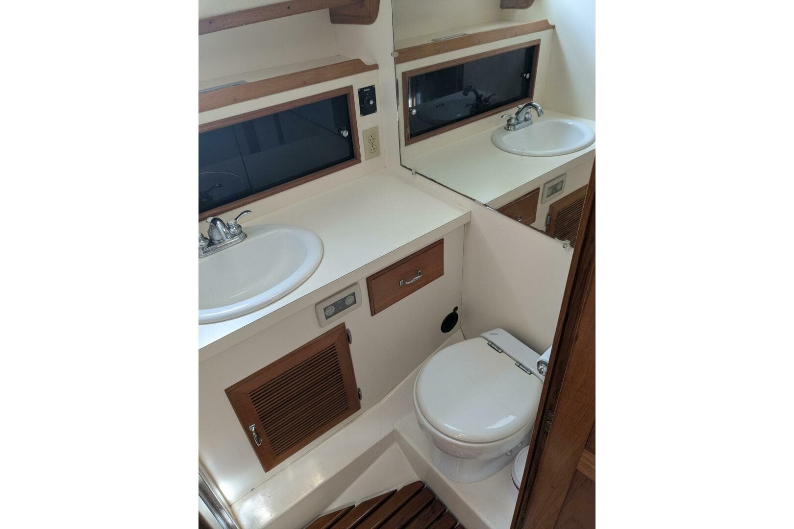 1988 Cape Dory 36 Flybridge Sedan Fast Trawler — photo 35