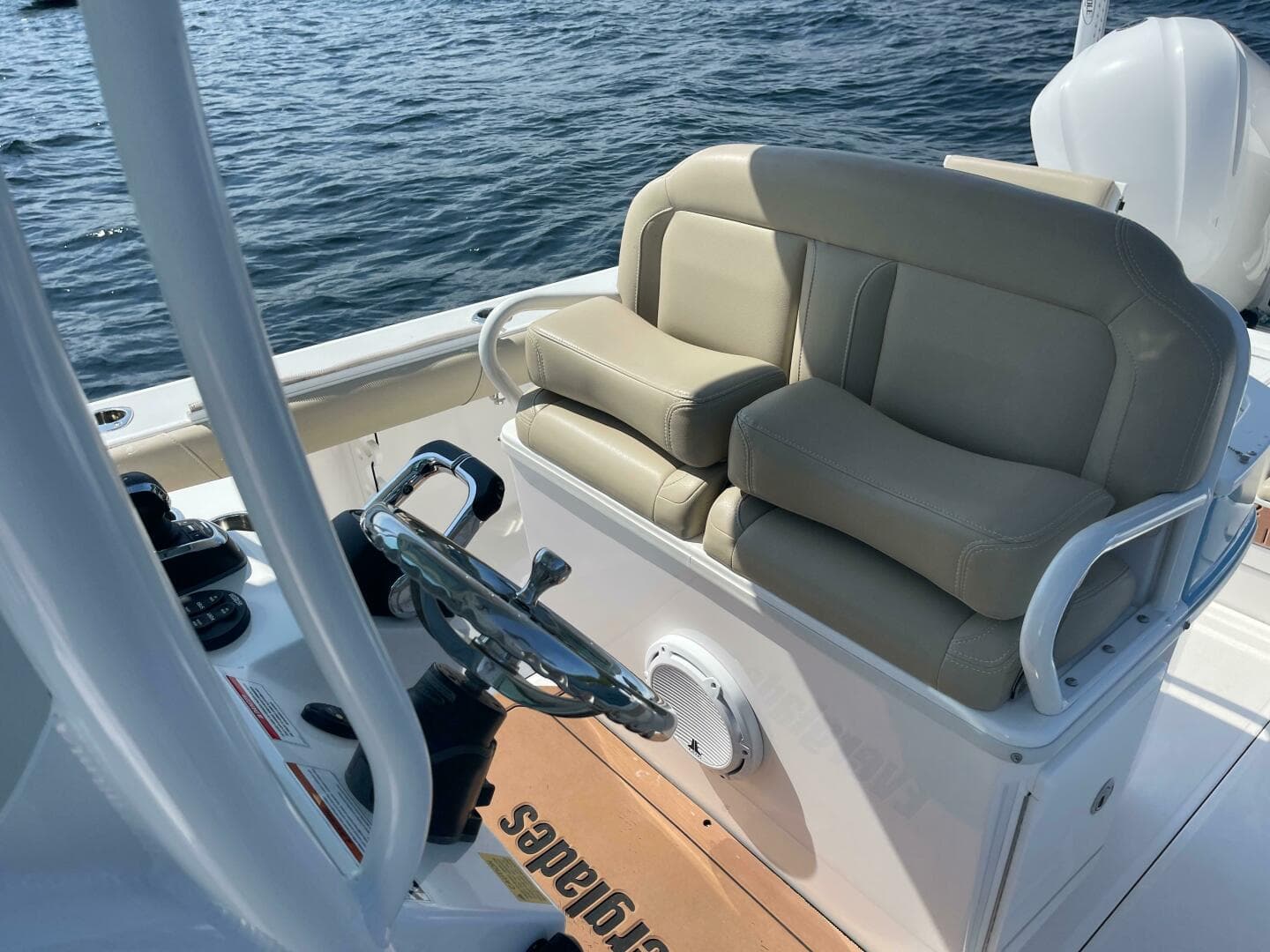 2019 Everglades 273 CC — photo 17