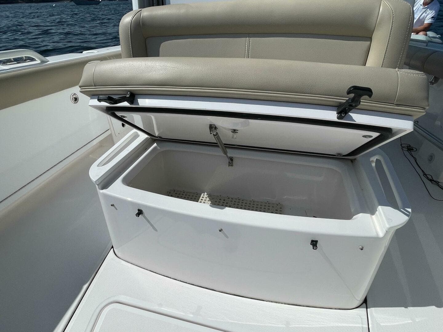 2019 Everglades 273 CC — photo 24