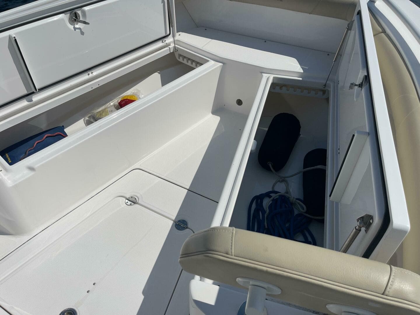 2019 Everglades 273 CC — photo 26