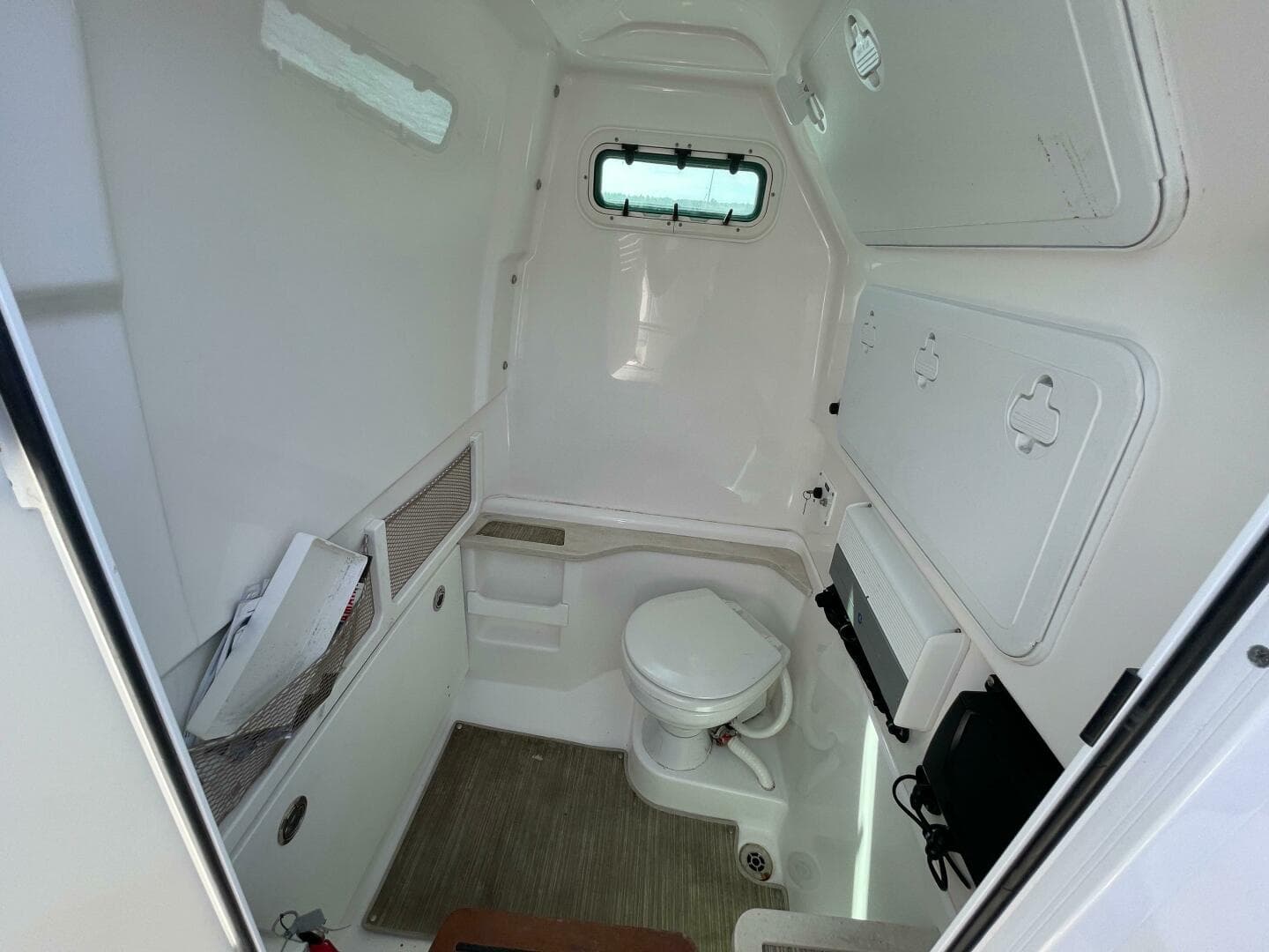 2019 Everglades 273 CC — photo 18