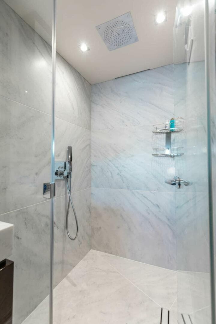 2018 Sunseeker 95 Yacht — photo 39