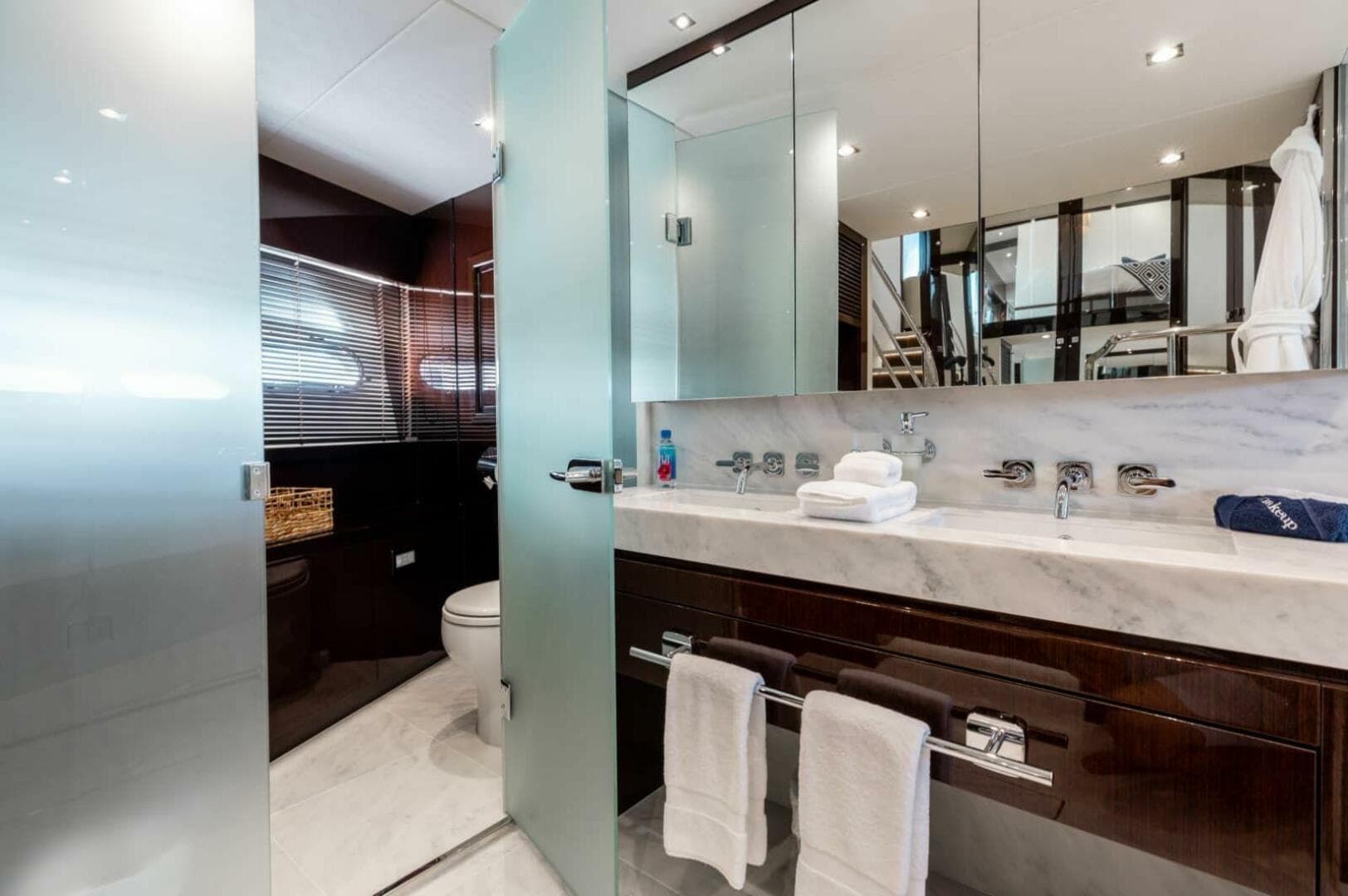 2018 Sunseeker 95 Yacht — photo 42