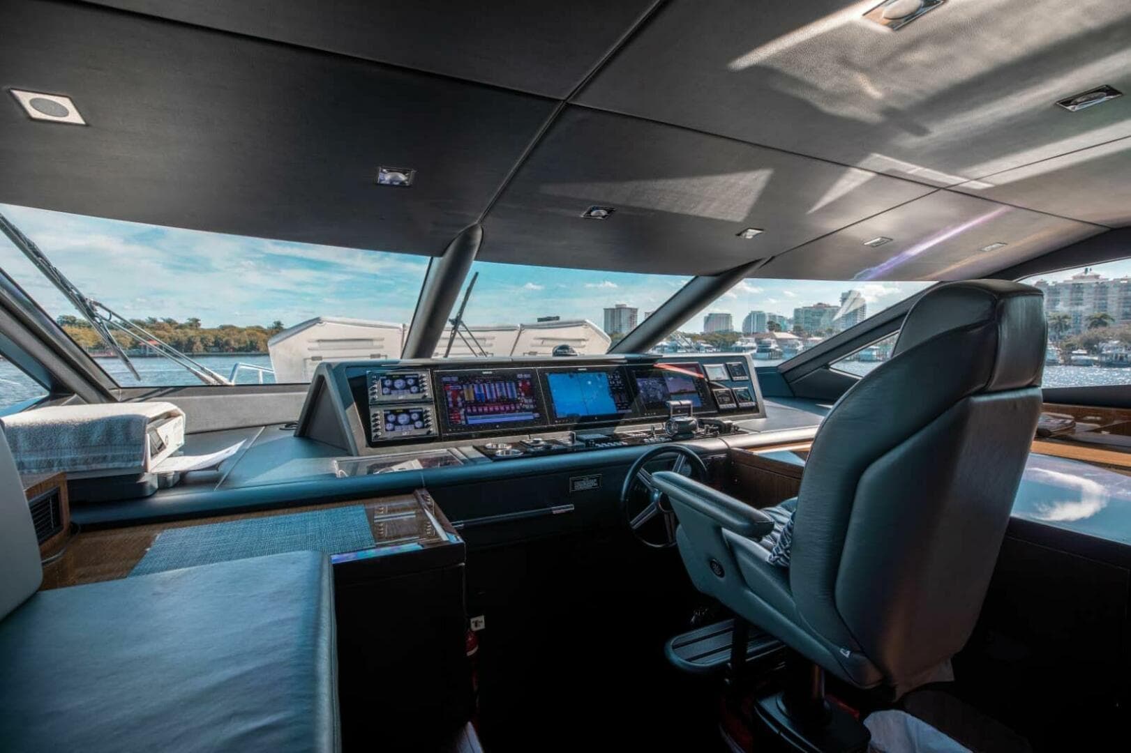 2018 Sunseeker 95 Yacht — photo 15