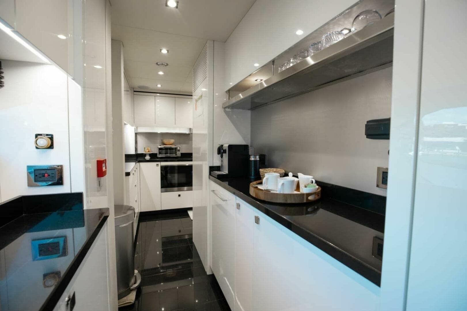 2018 Sunseeker 95 Yacht — photo 13