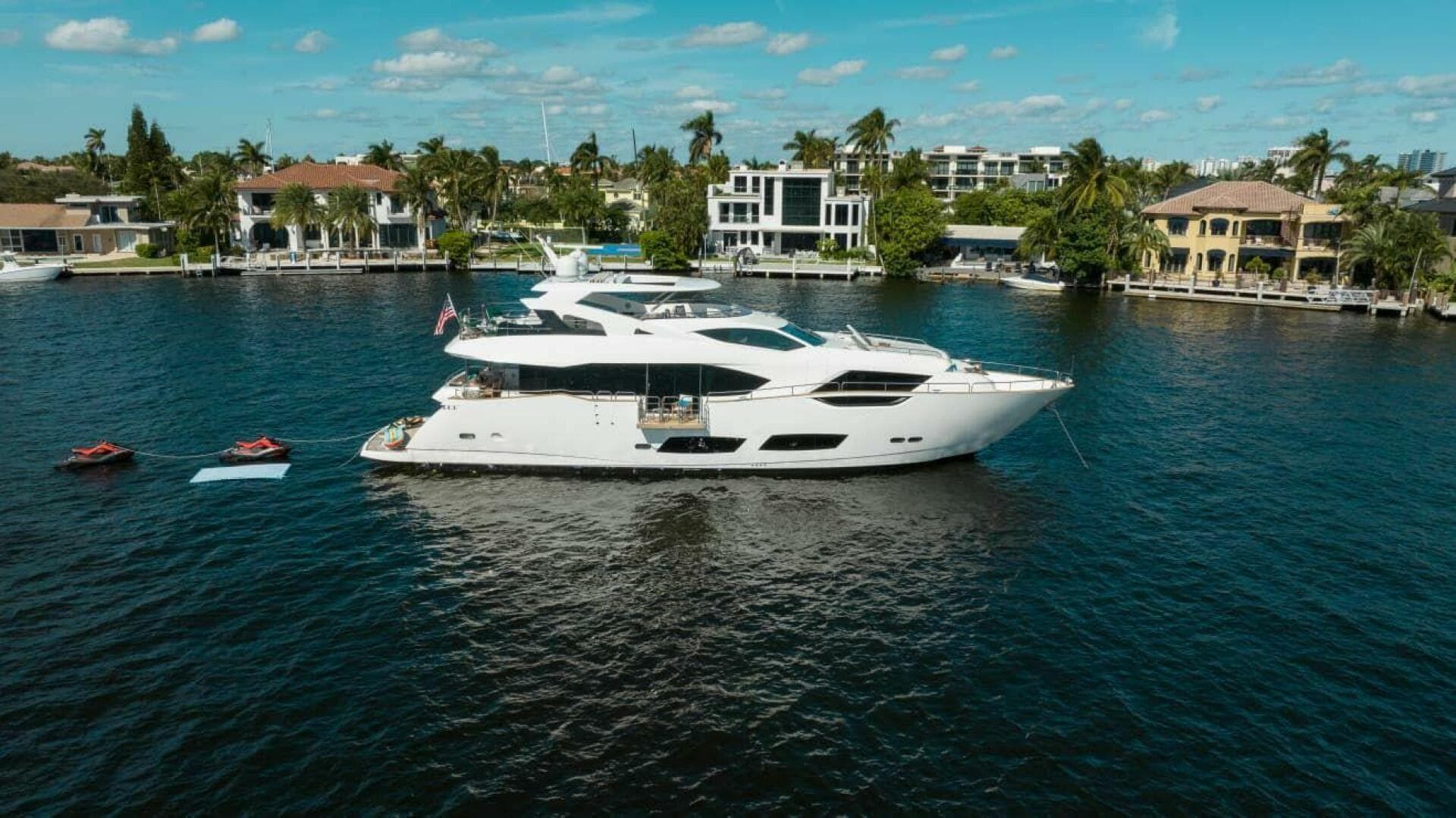 2018 Sunseeker 95 Yacht — photo 2