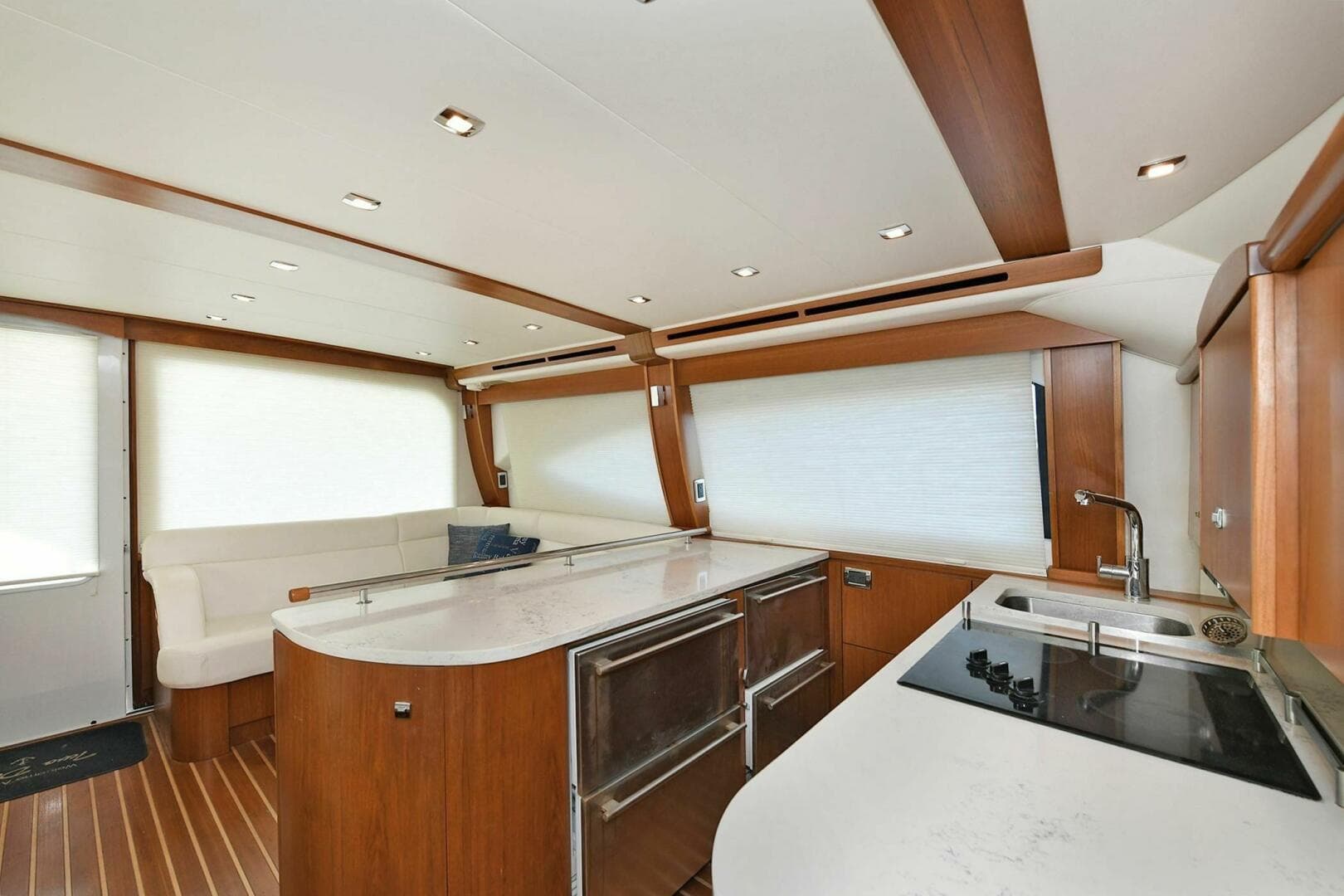 2015 Tiara Yachts 48 Convertible — photo 14