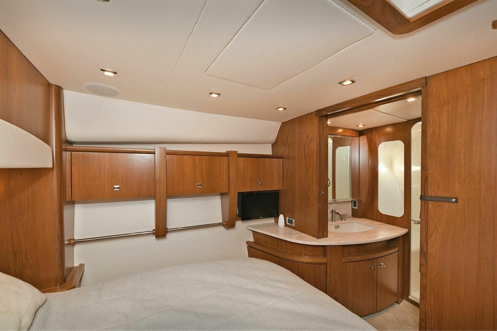 2015 Tiara Yachts 48 Convertible — photo 27