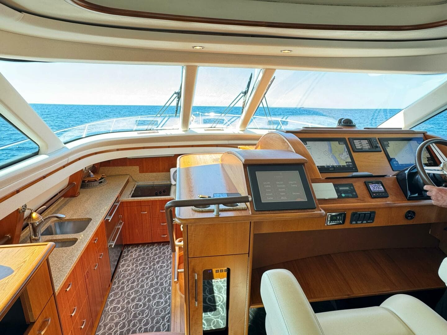 2014 Tiara Yachts 5800 Sovran — photo 27
