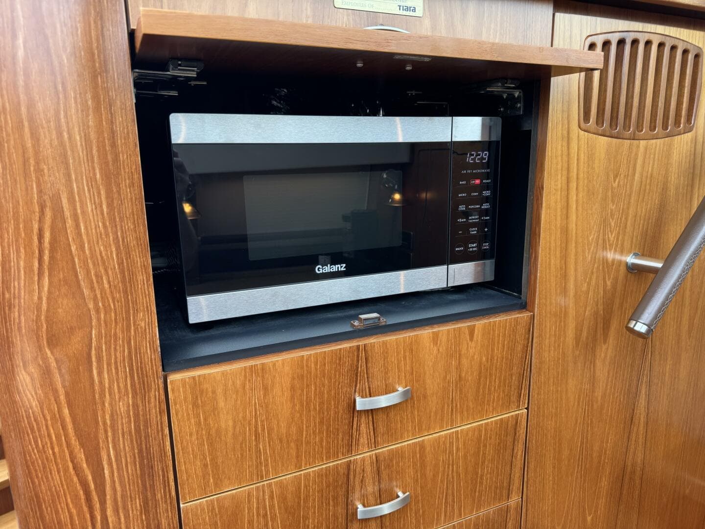 2014 Tiara Yachts 5800 Sovran — photo 36