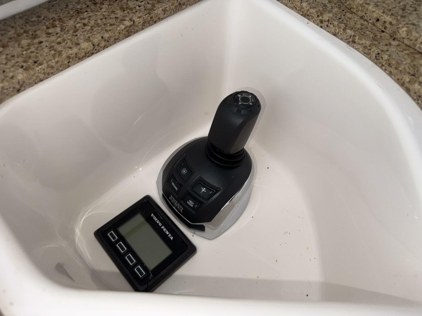 2014 Tiara Yachts 5800 Sovran — photo 17