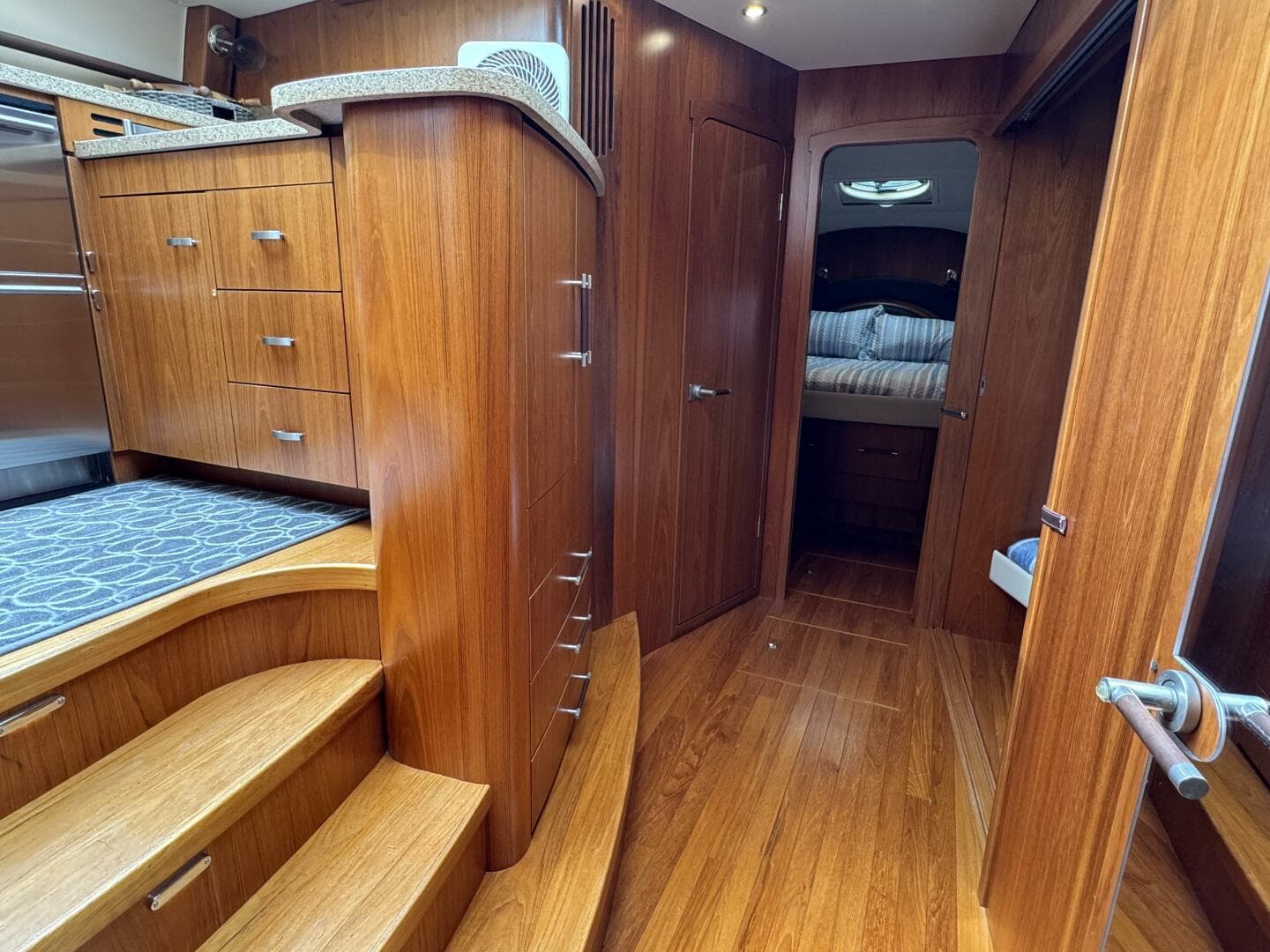 2014 Tiara Yachts 5800 Sovran — photo 39