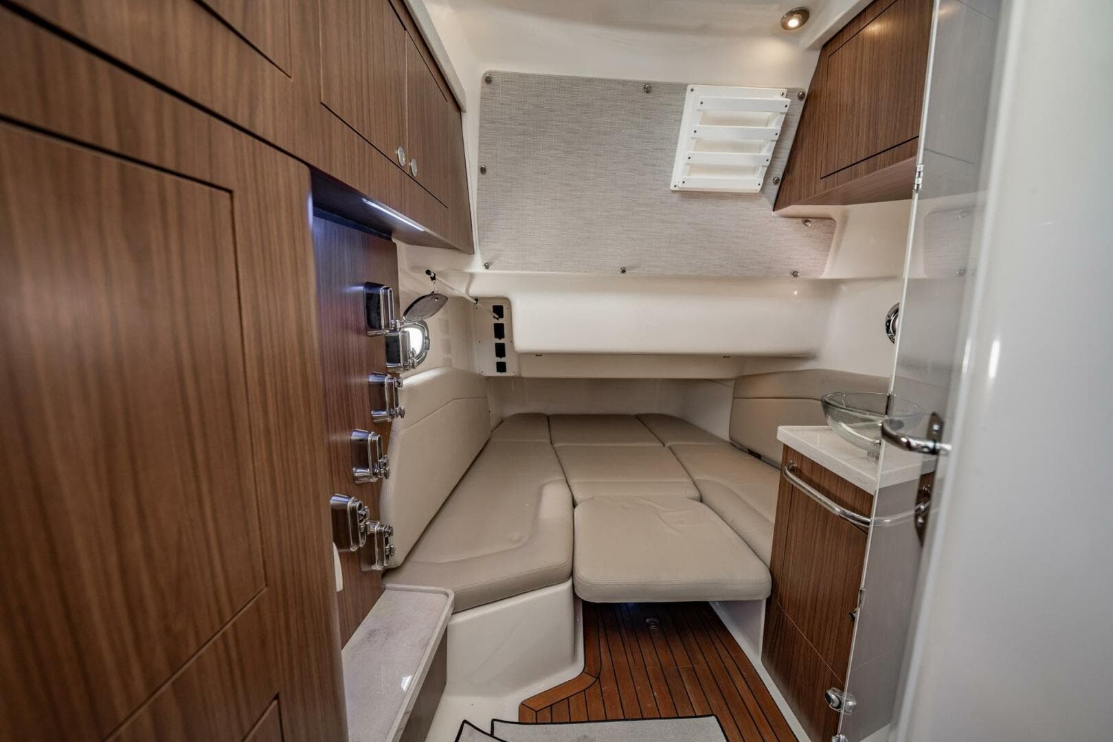 2018 Boston Whaler 380 Outrage — photo 17