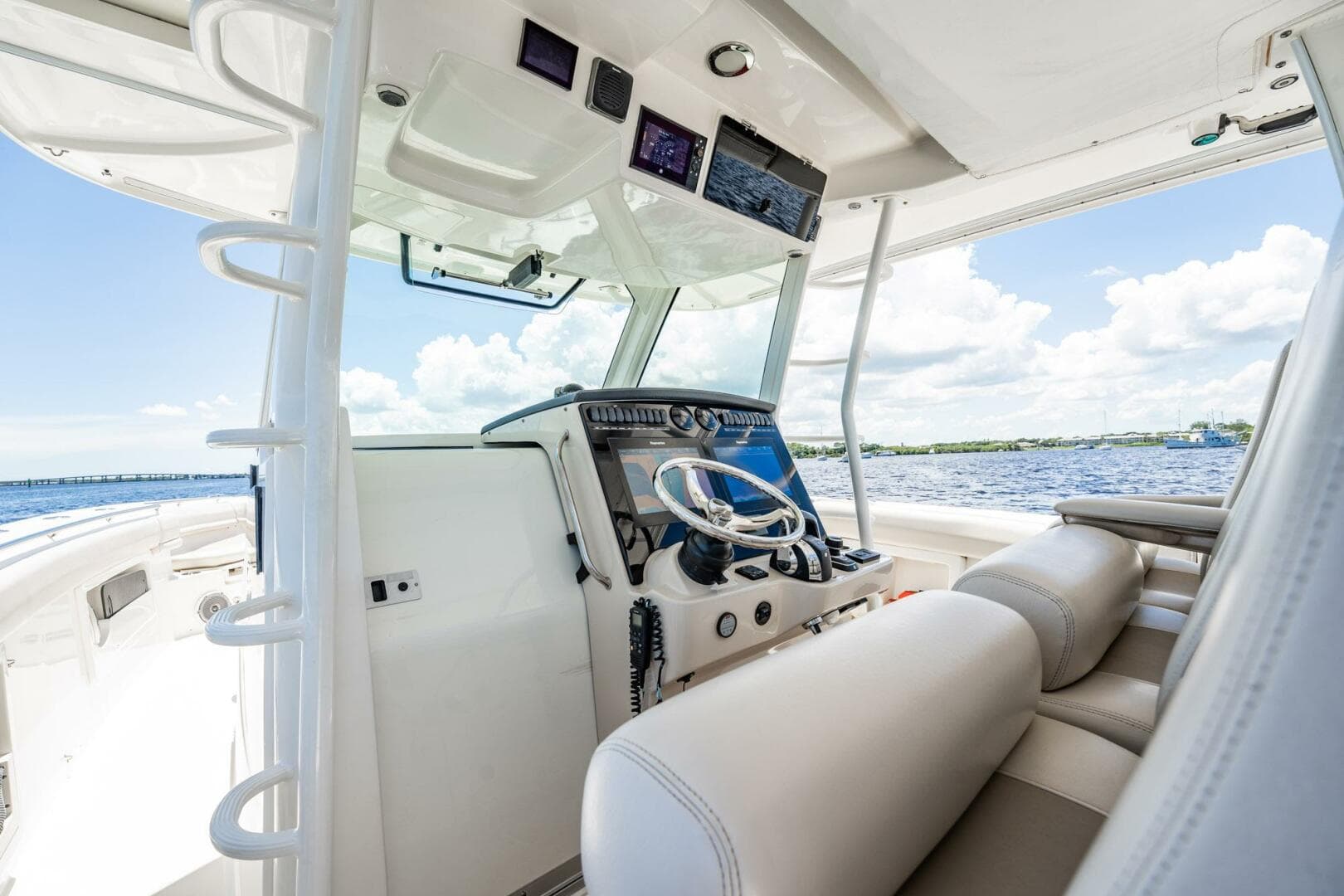 2018 Boston Whaler 380 Outrage — photo 23