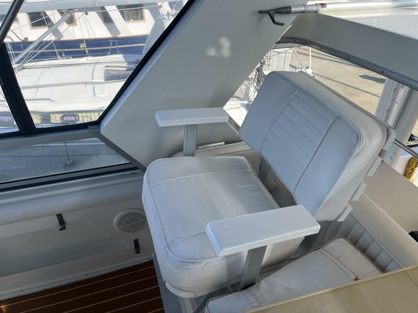 1995 Carver 440 Aft Cabin — photo 49