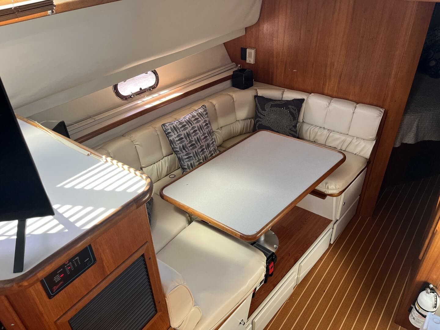 1995 Carver 440 Aft Cabin — photo 23