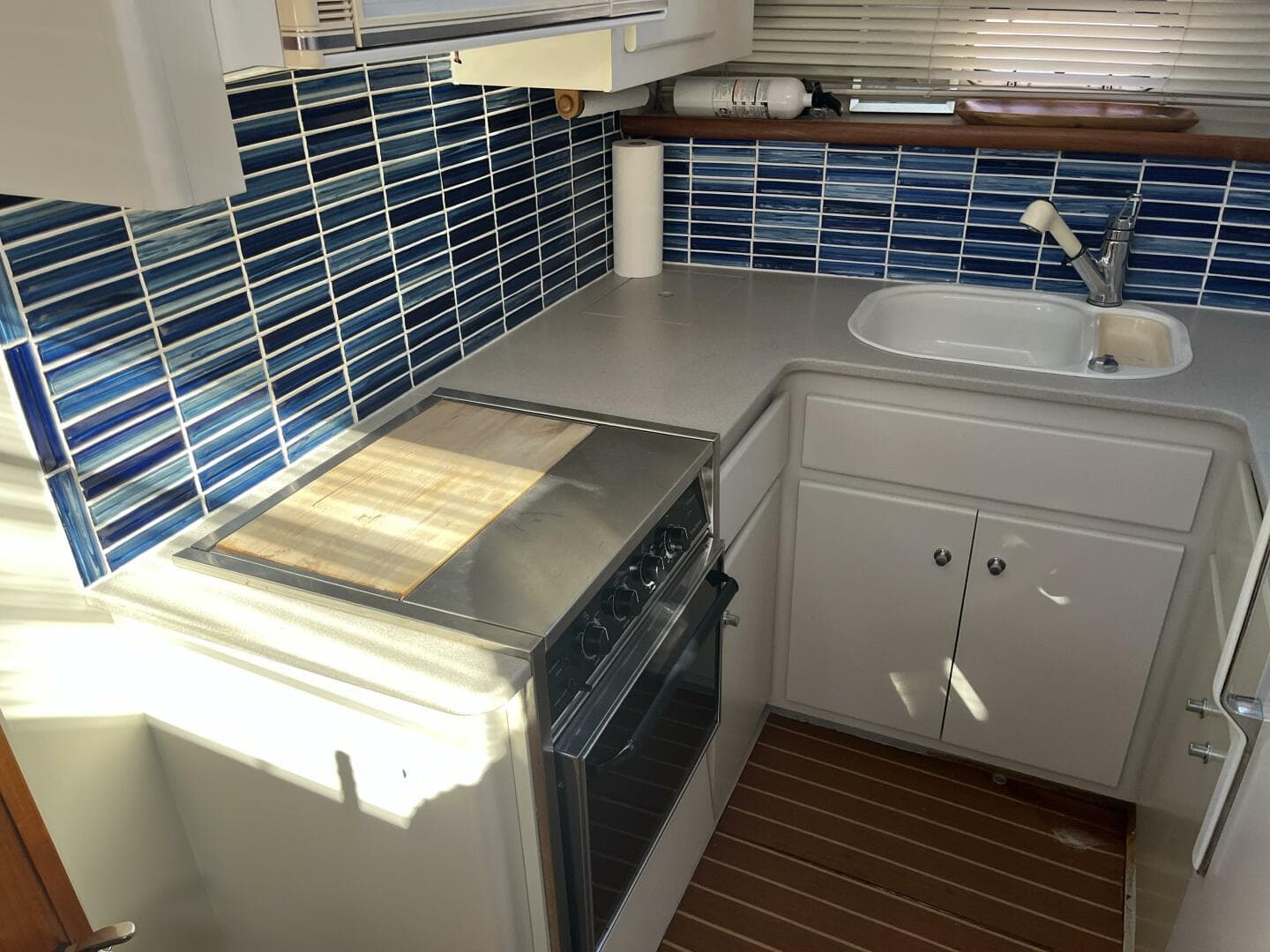 1995 Carver 440 Aft Cabin — photo 19