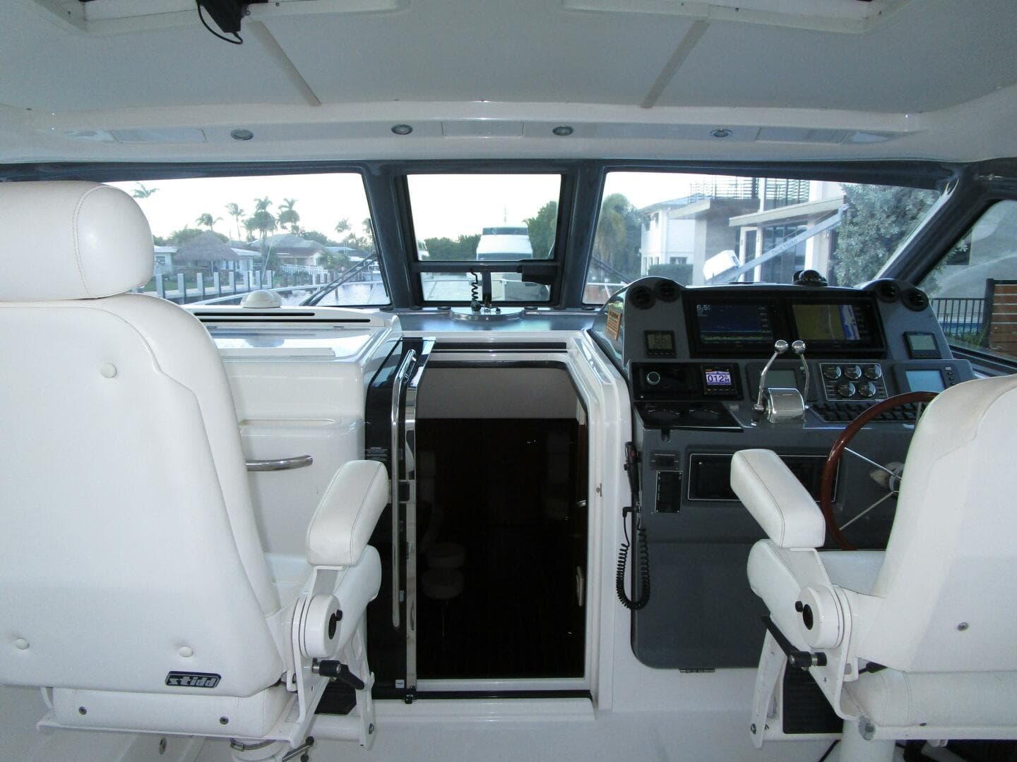 2003 Tiara Yachts 5200 Express — photo 28