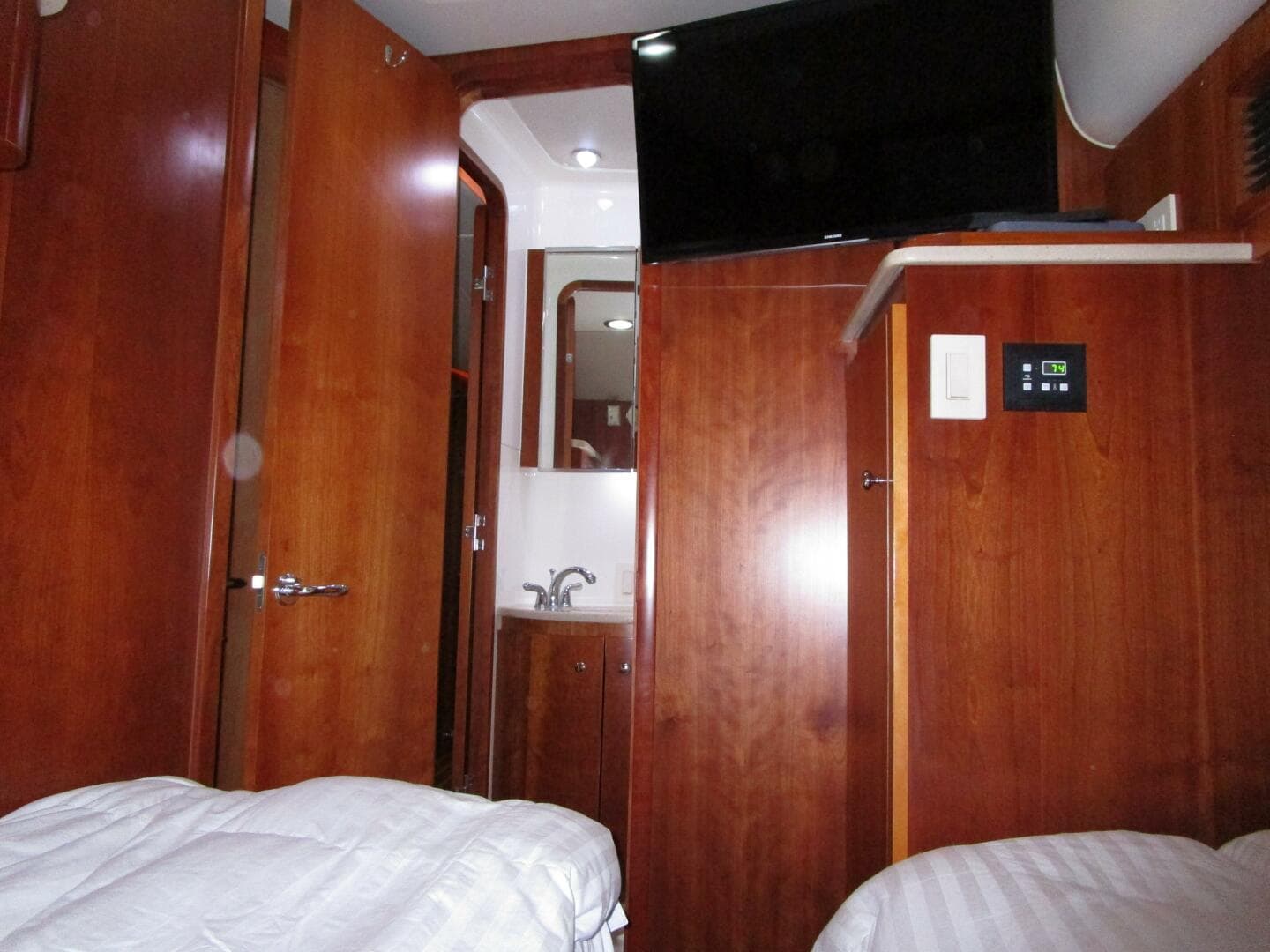 2003 Tiara Yachts 5200 Express — photo 15
