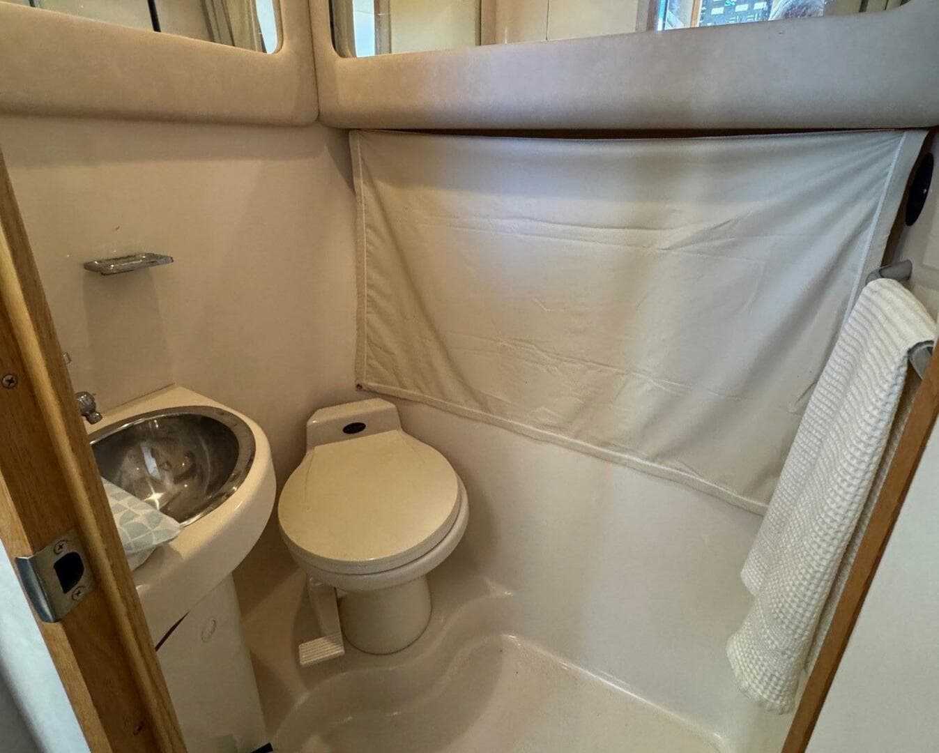 1994 Sea Ray 440 Express Bridge — photo 15