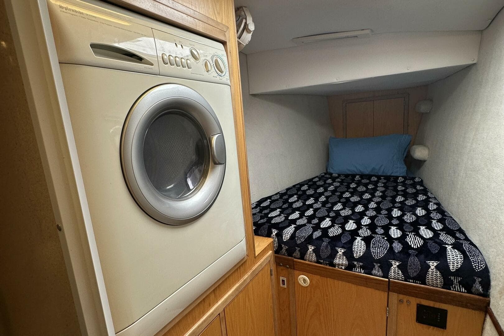 2007 Manta 44 Power Cat — photo 18