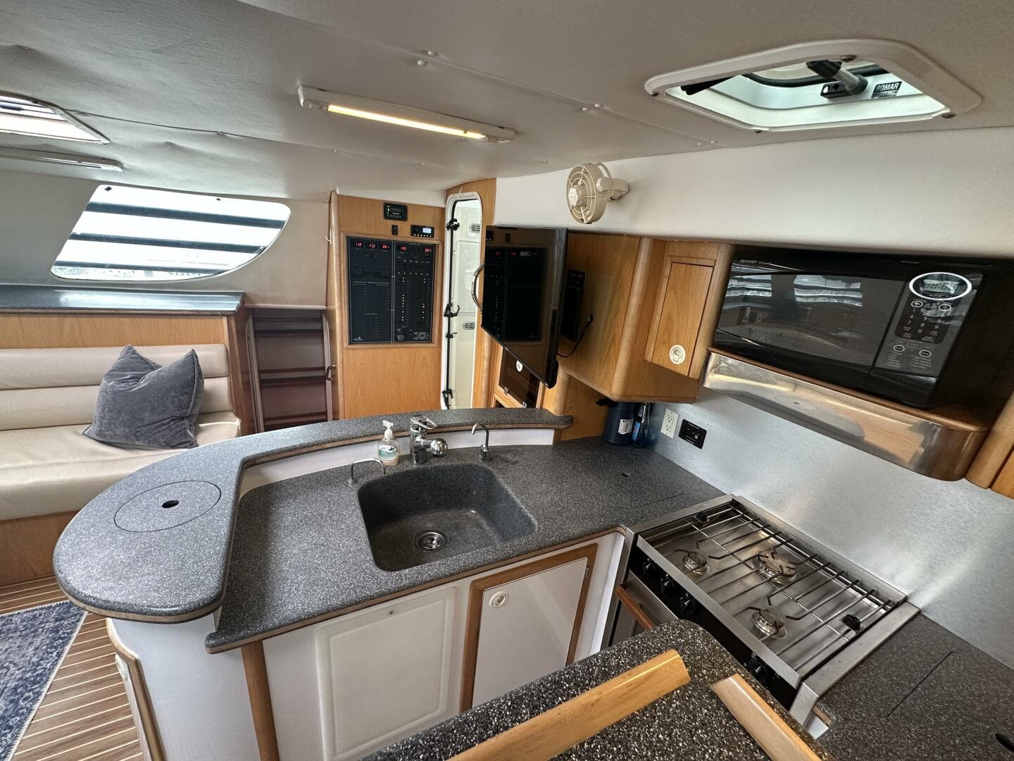 2007 Manta 44 Power Cat — photo 11