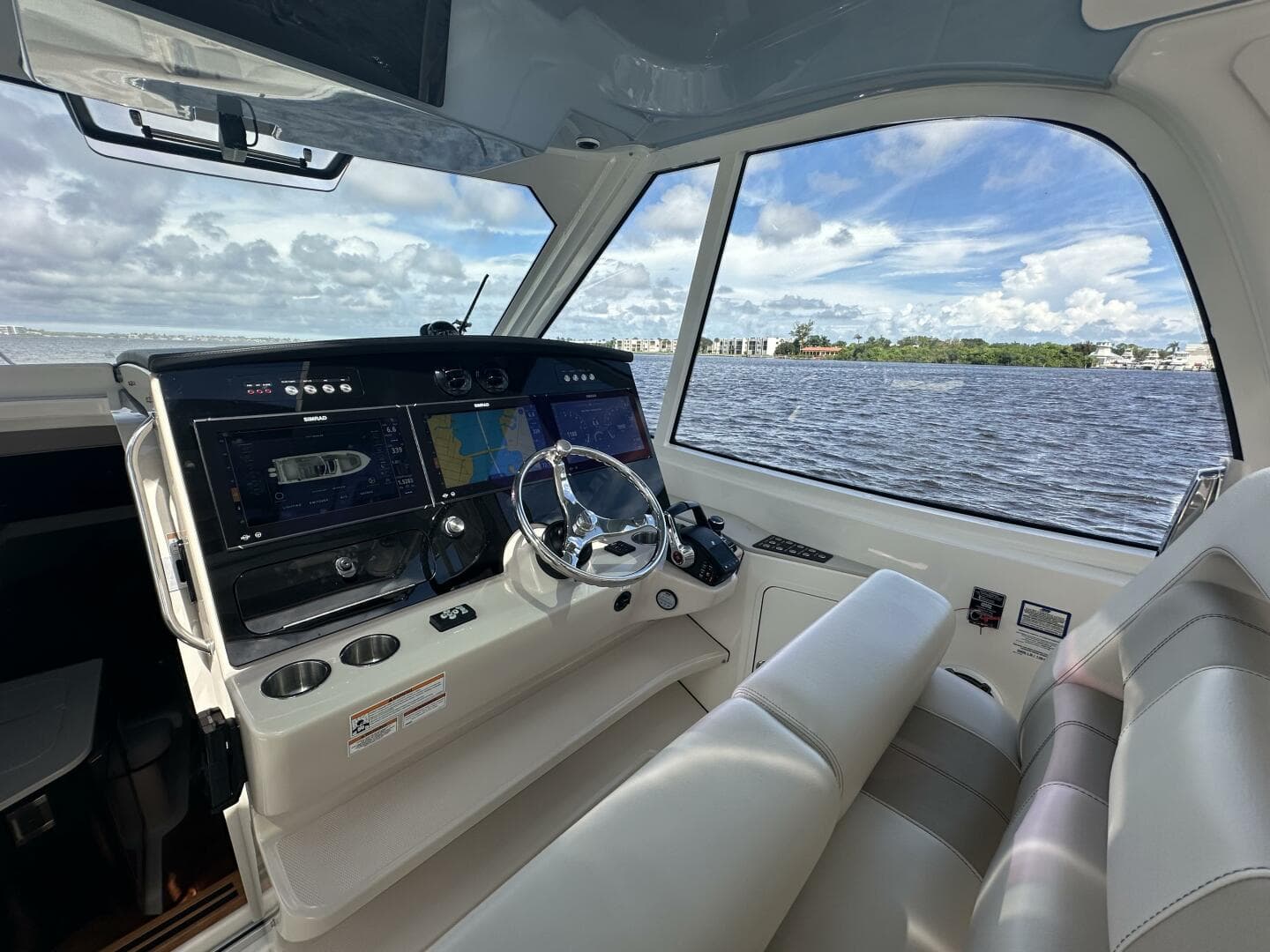 2023 Boston Whaler 380 Realm — photo 12