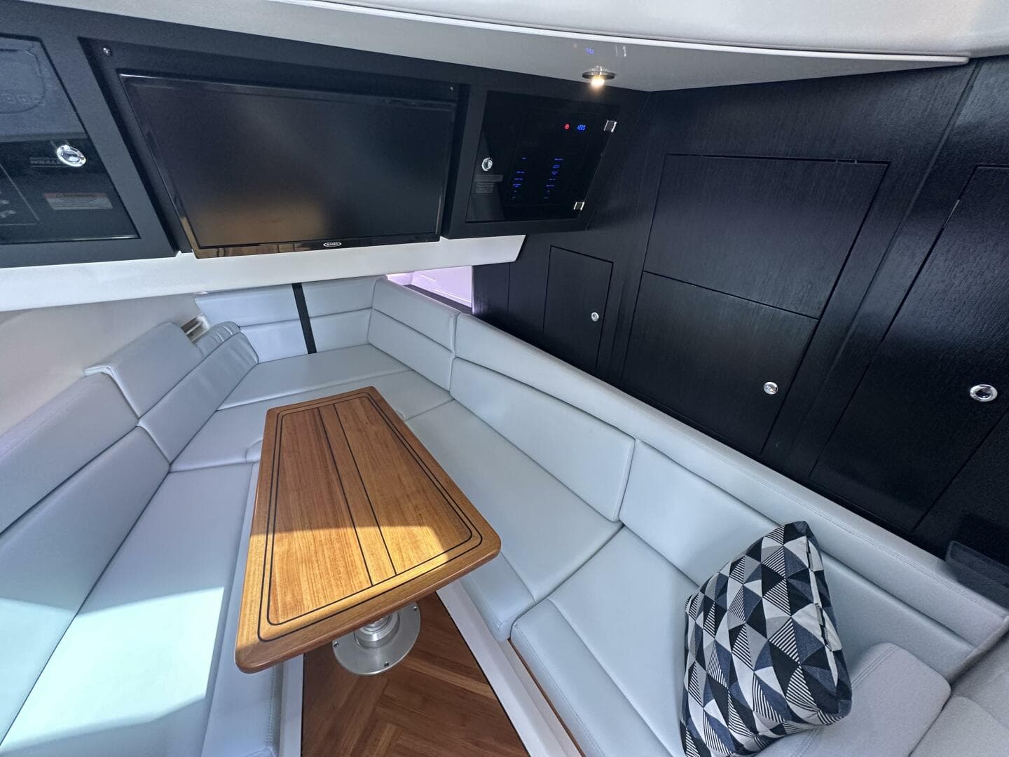 2023 Boston Whaler 380 Realm — photo 23