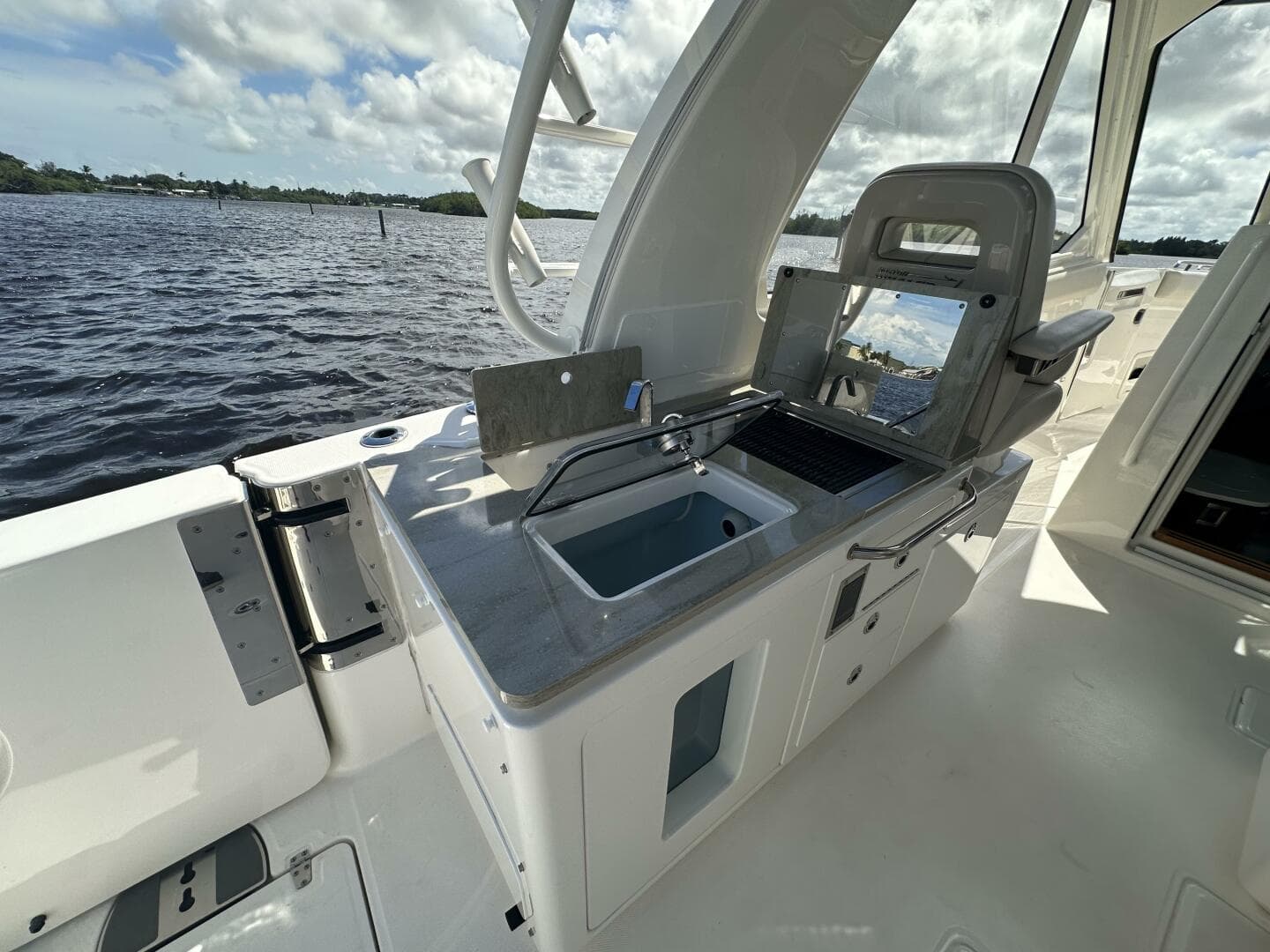 2023 Boston Whaler 380 Realm — photo 10