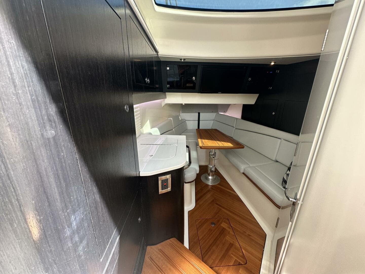 2023 Boston Whaler 380 Realm — photo 21