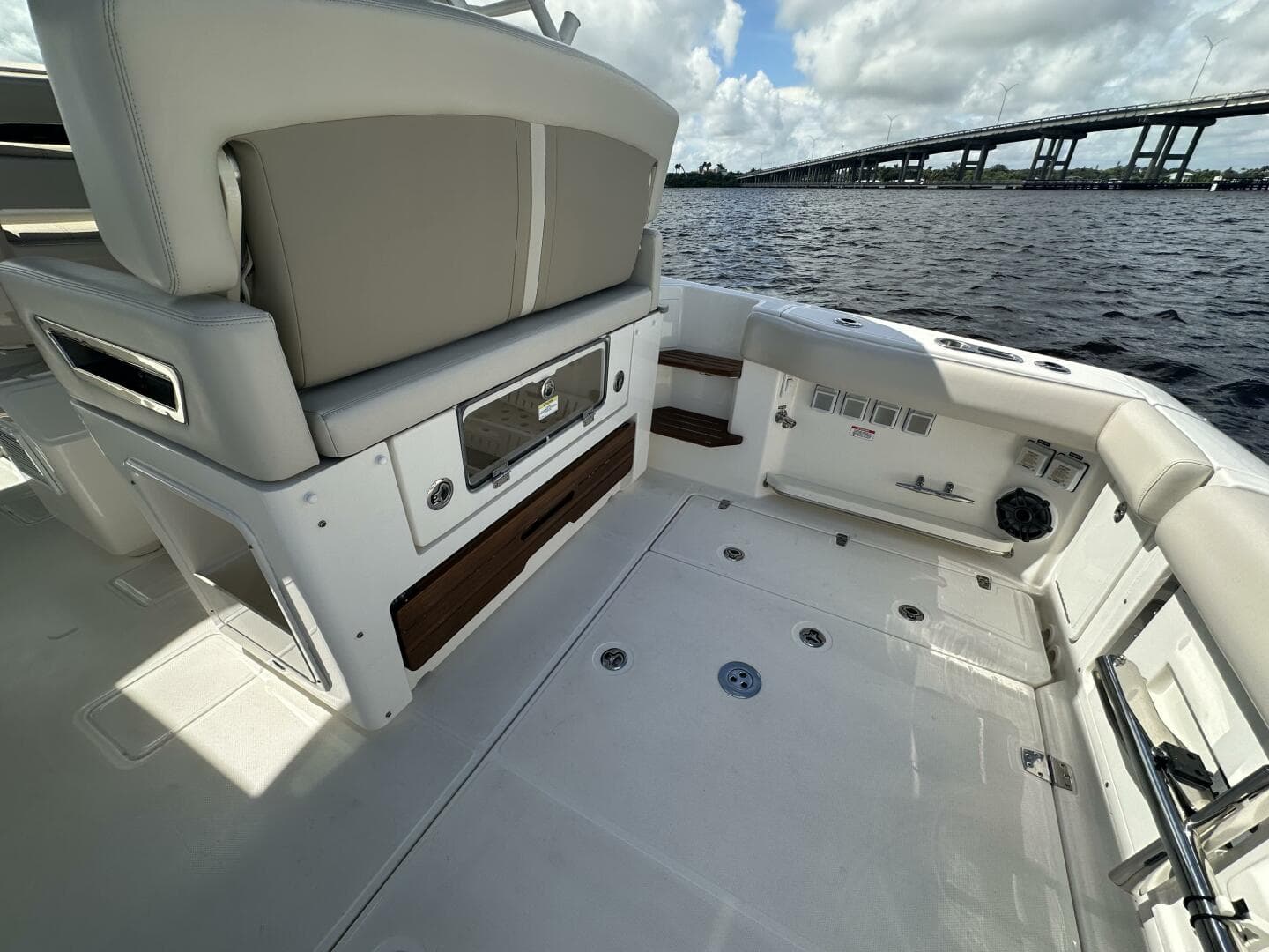 2023 Boston Whaler 380 Realm — photo 8