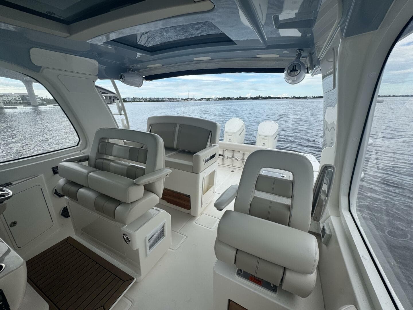 2023 Boston Whaler 380 Realm — photo 11