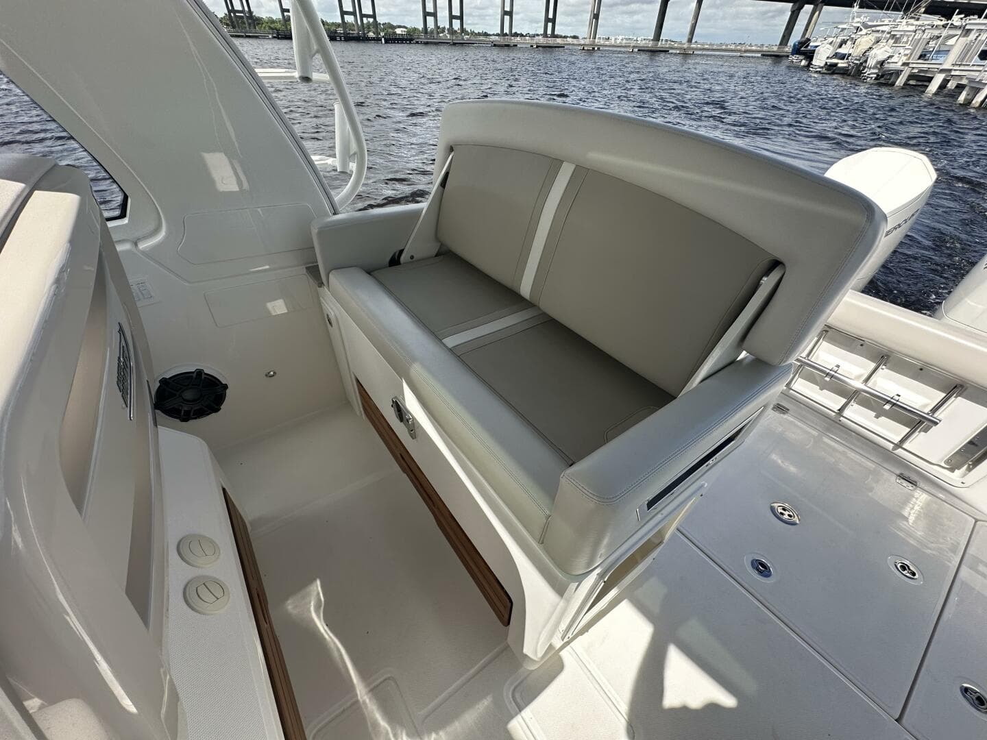 2023 Boston Whaler 380 Realm — photo 9